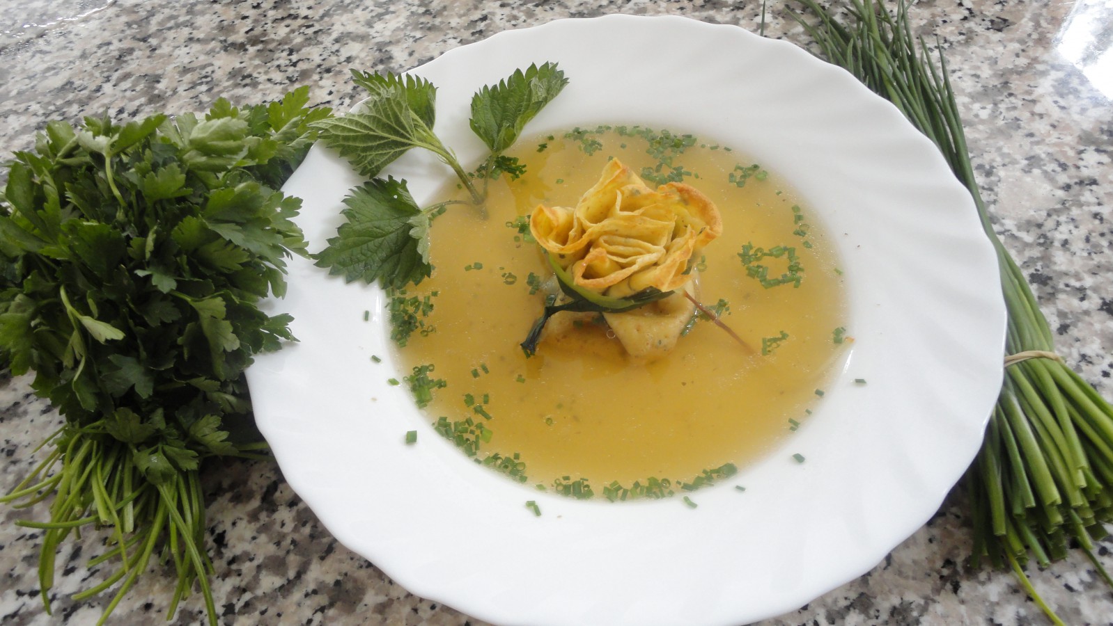 Kräftige Lammsuppe mit Brennnessel-Schafkäsesackerl - Regionale Rezepte