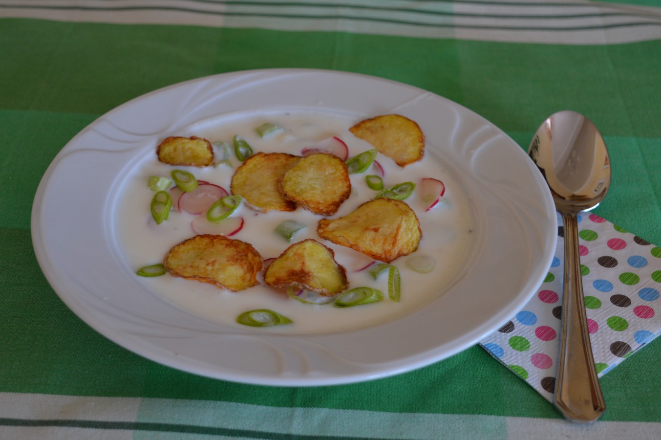 Kalte Buttermilchsuppe mit Radieschen und warmen Erdäpfelchips ...